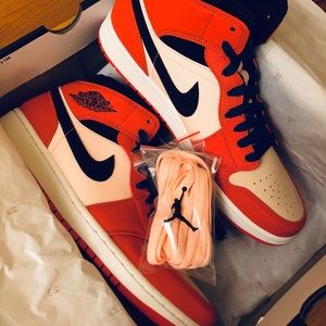 Air Jordan 1 MID SE “Team Orange”